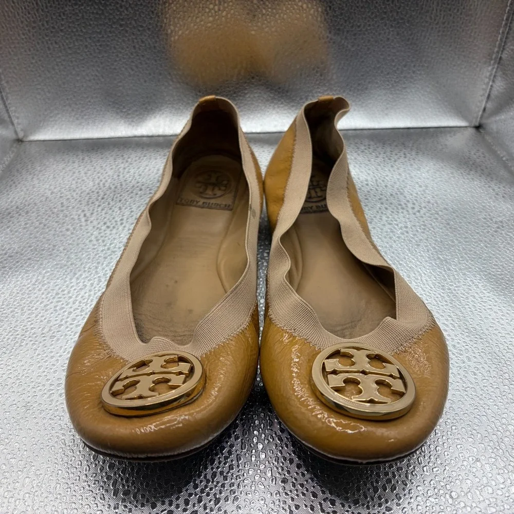 Size 7 M Tory Burch Caroline Tan Womens Gold Logo Patent Leather‎ Ballet Flats